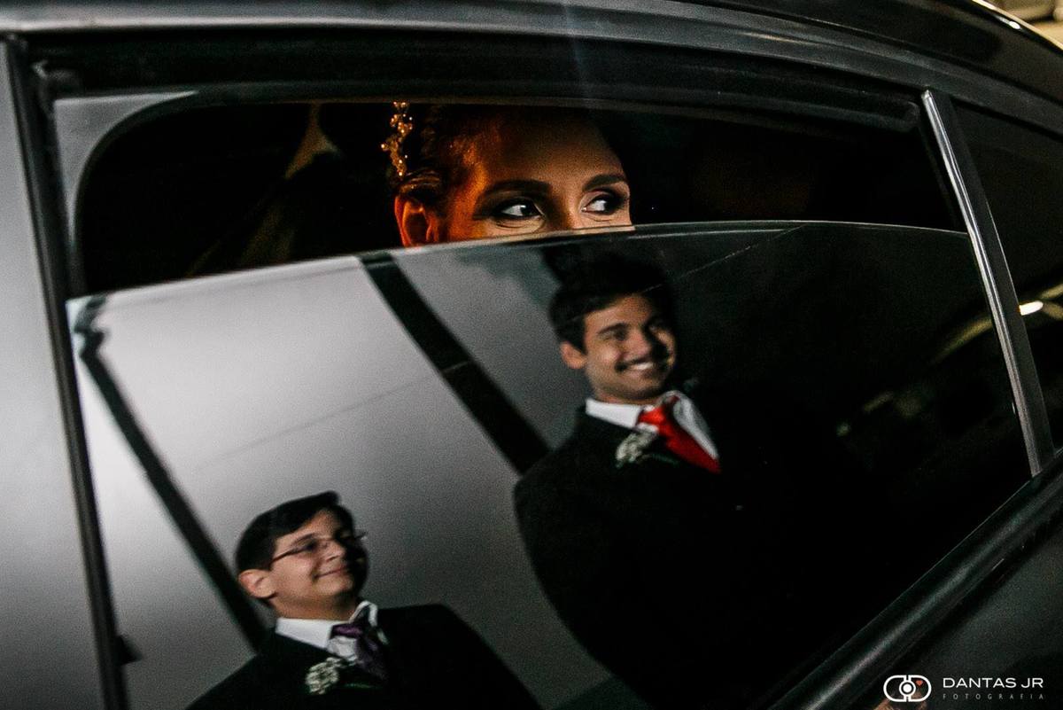filhos da noiva esperando ela chegar de carro na porta da igreja e ela os observando pelo reflexo do carro por dantas jr