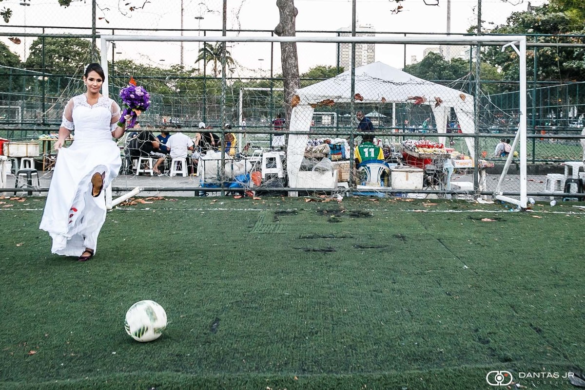 noiva arrumada jogando futebol e chutando bola no aterro do flamengo em making of no hotel novo mundo por Dantas Jr