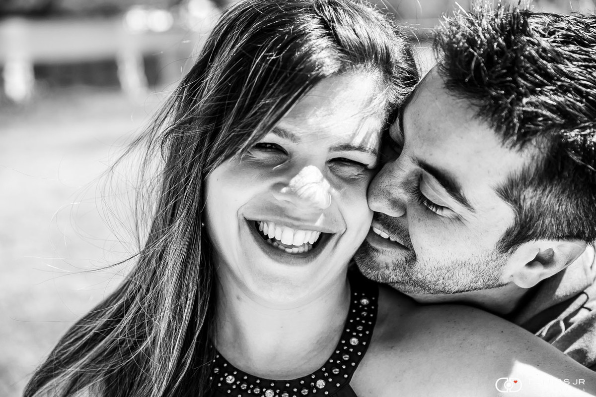 casal de namorados noivos fazendo carinhos em ensaio prewedding em dia ensolarado na Lagoa