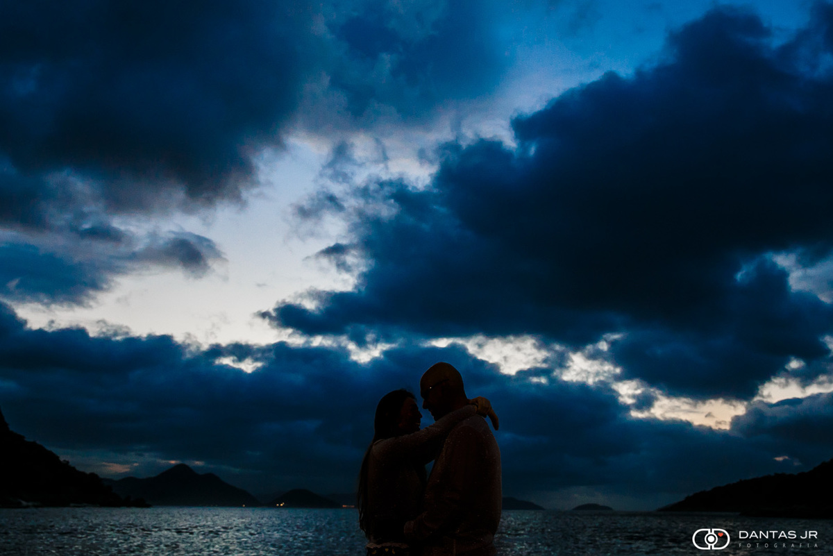 ensaio praia com céu azul muitas nuvens e Tempo nublado durante o amanhecer