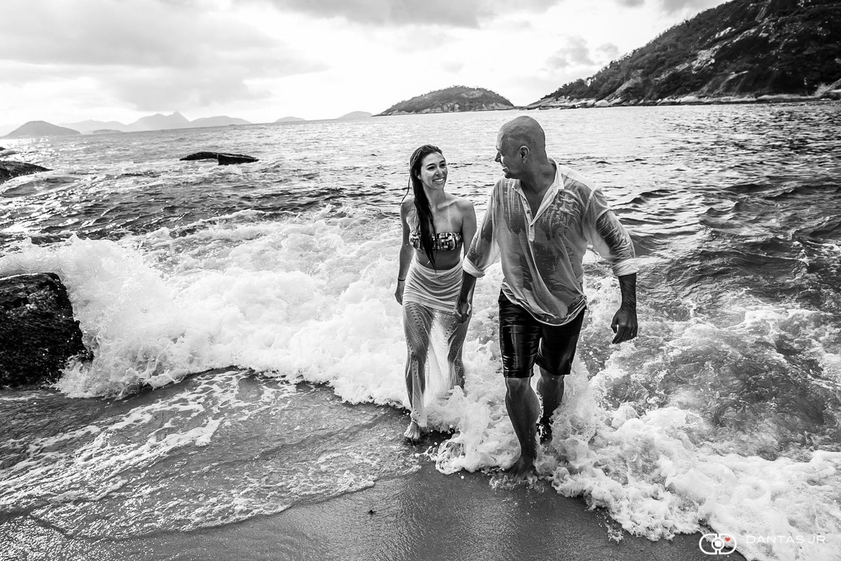 casal saindo molhado da agua do mar em praia deserta em ensaio pre wedding criativo e diferente por Dantas Jr.