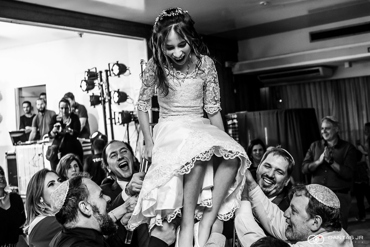 dança judaica em festa de bat mitzvah com aniversariante sendo levantada na cadeira enquanto Banda Eletra toca por Dantas Jr. Fotografia