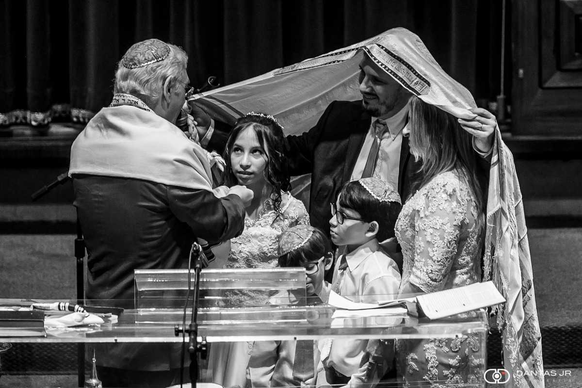Família reunida sob o talit em cerimônia de Bat Mitzvah na ARI em Botafogo por Dantas Jr. Fotografia