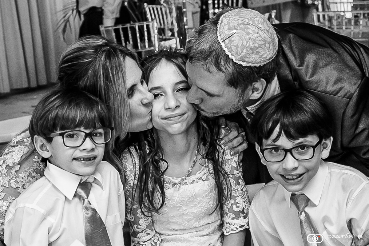 Familia tradicional judia em cerimonia de bat mitzvah na ARI