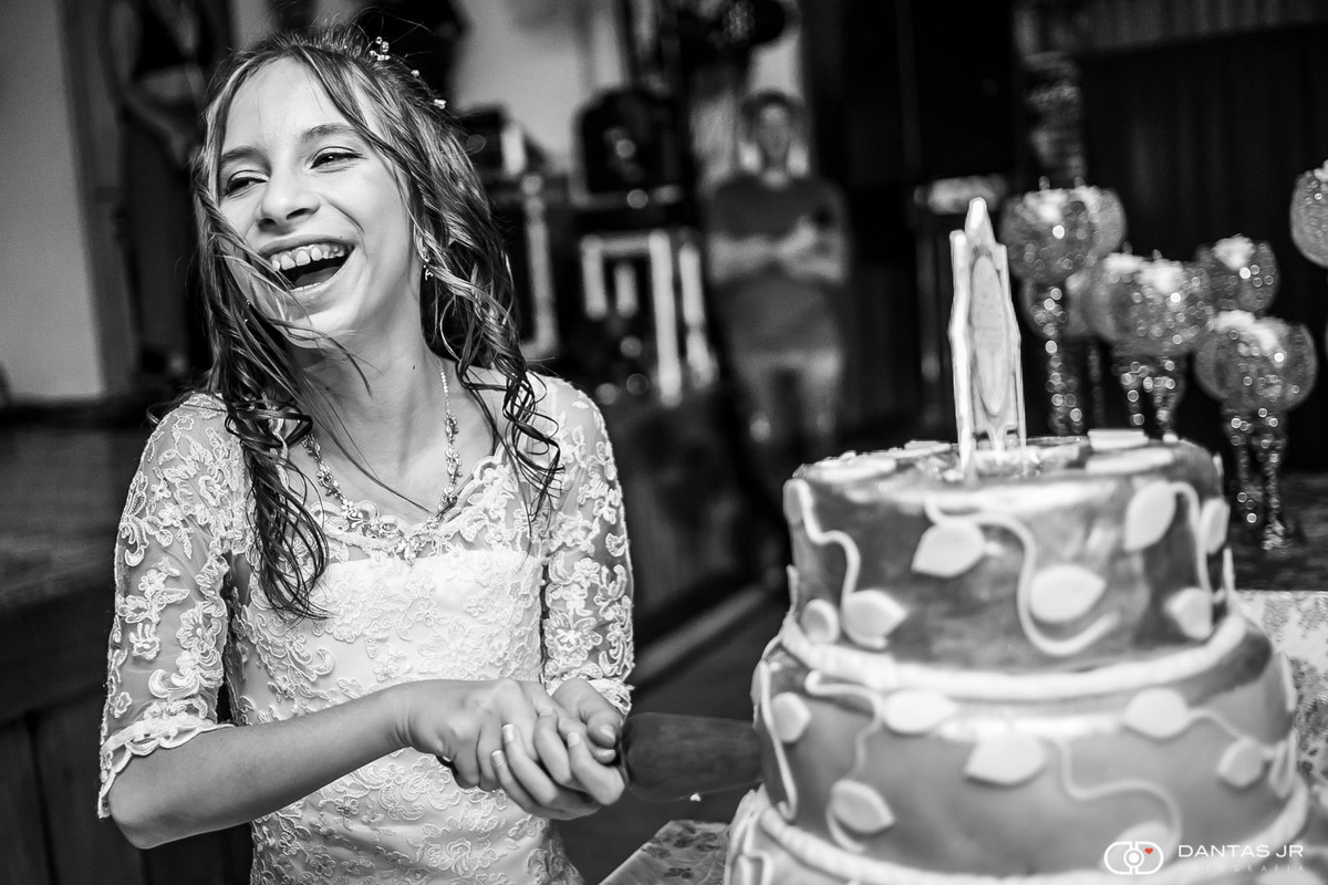 Menina fazendo Bat MItzvah cortando bolo