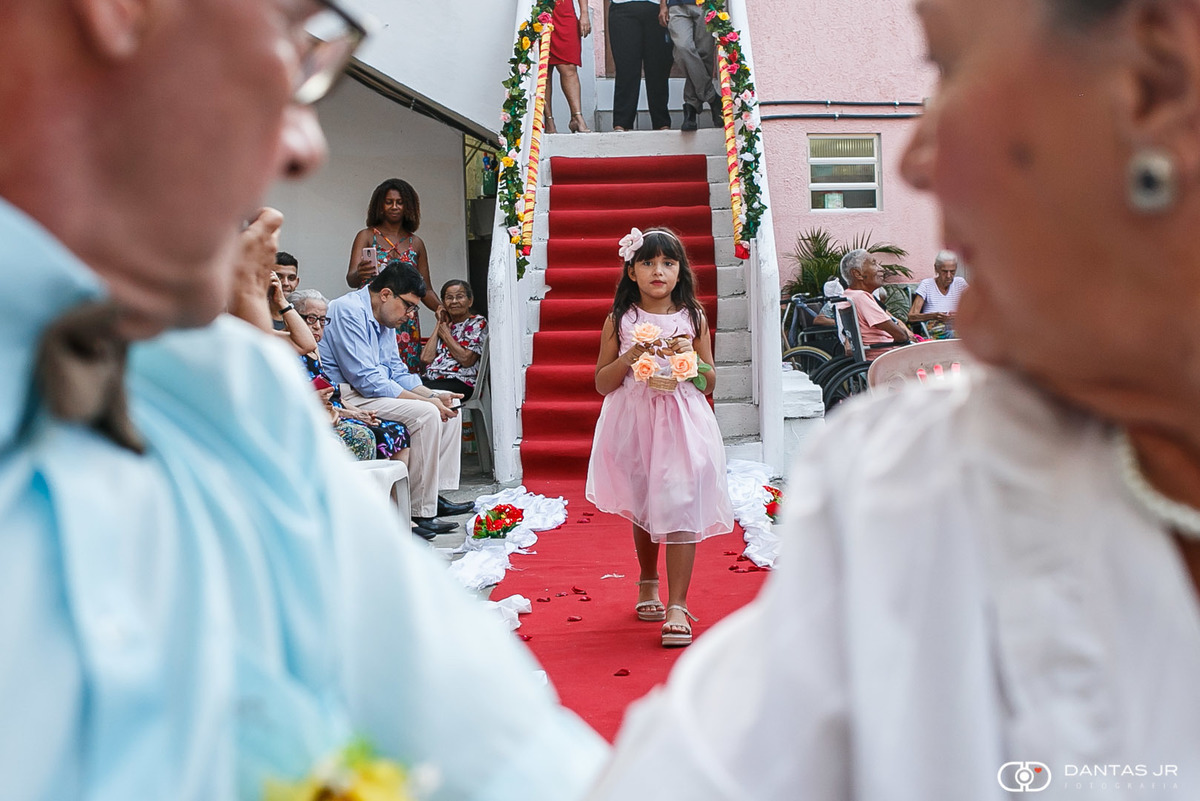 entrada de daminha com alianças em casamento em lar de idosos