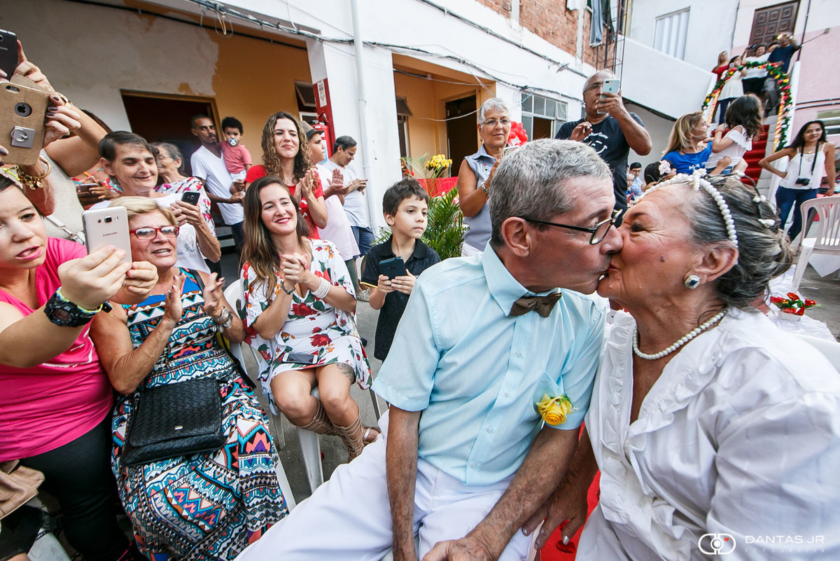 casal de idosos no altar para casamento com todos aplaudindo