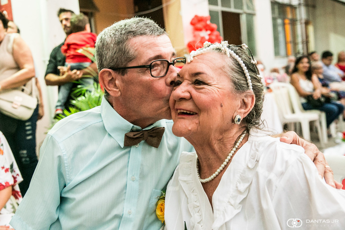 casal idoso sorrindo feliz em casamento