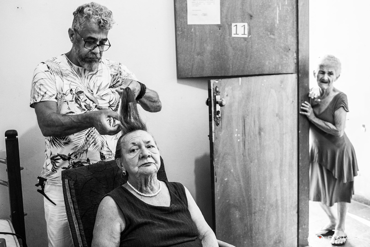 noiva idosa sendo maquiada para casamento making of em asilo