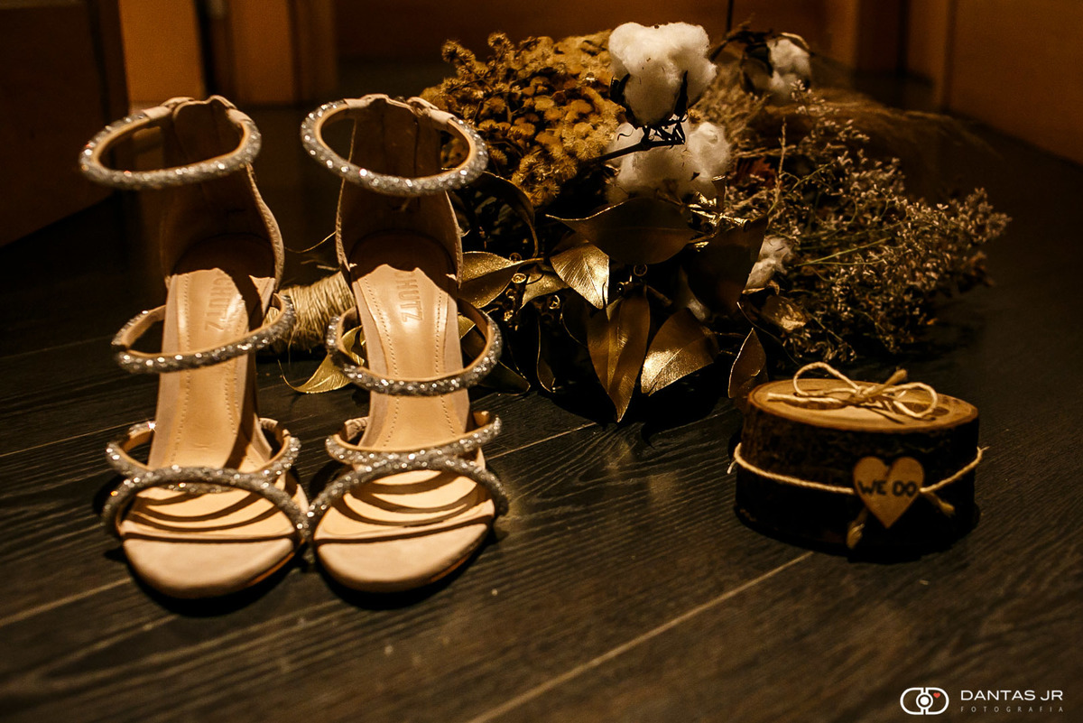 acessórios da noiva para o casamento sapato, bouquet e alianças rustico e vintage