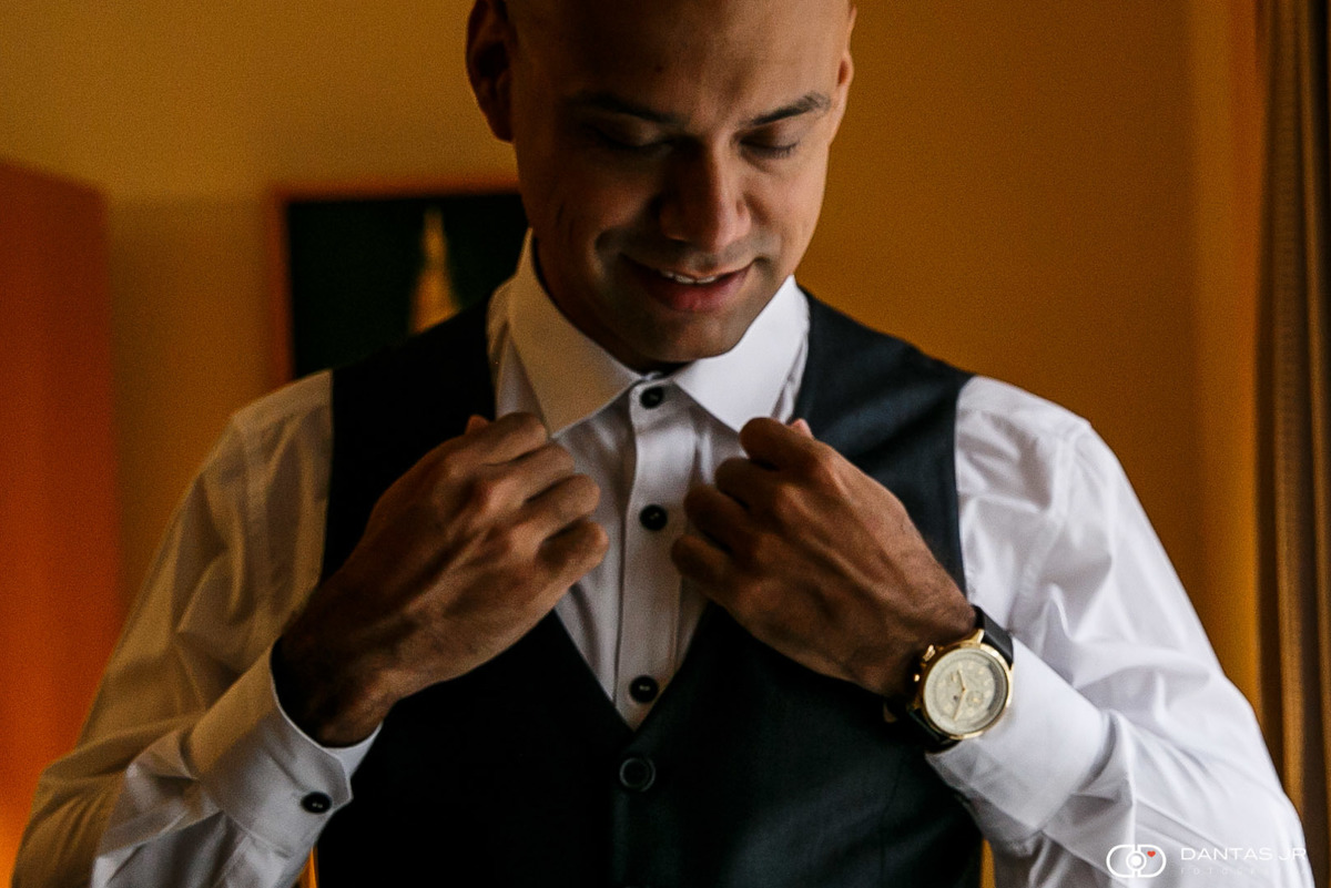 Noivo se arrumando em making of vintage em destination wedding