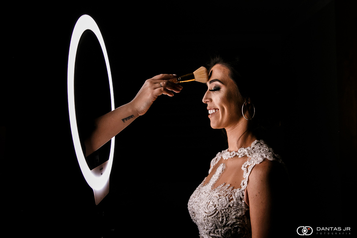 noiva sendo maquiada com mão através de ring flash com efeito em making of de destination wedding vintage por Dantas Jr.