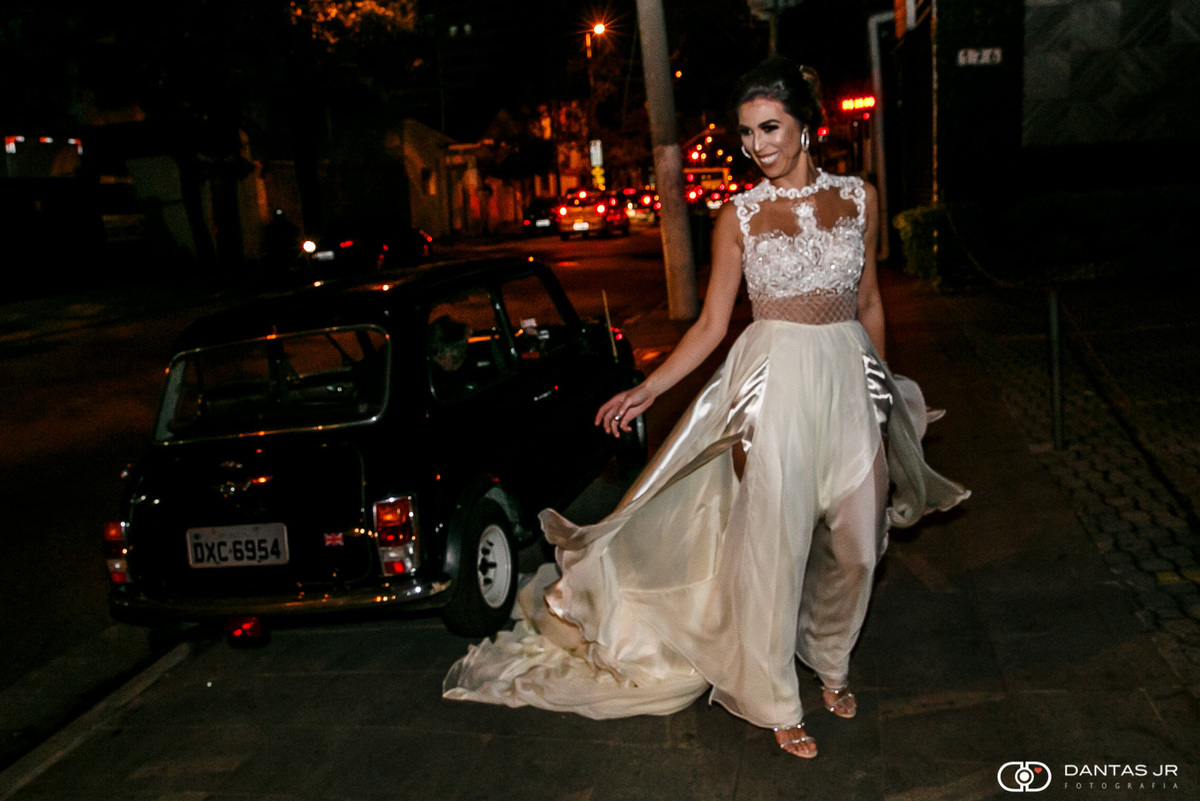 noiva com vestido sexy esvoaçante em casamento em São Paulo destination Wedding no Tantra Mongolian Grill