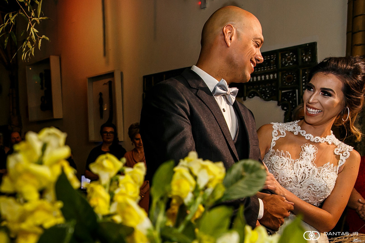 noivos se olhando no altar felizes no Tantra Mongolian Grill