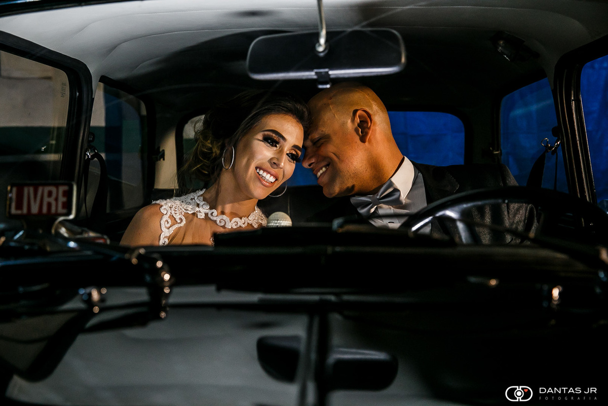 Noivos namorando dentro de carro antigo em destination wedding vintage em São Paulo por Dantas Jr. Fotografia