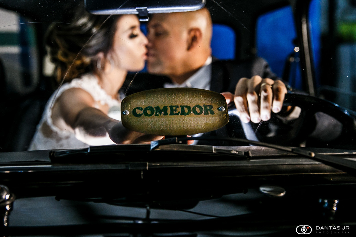 Noivos em carro antigo com placa de Comedor em destination wedding vintage em cerimônia no Tantra Mongolian Grill por Dantas Jr. Fotografia