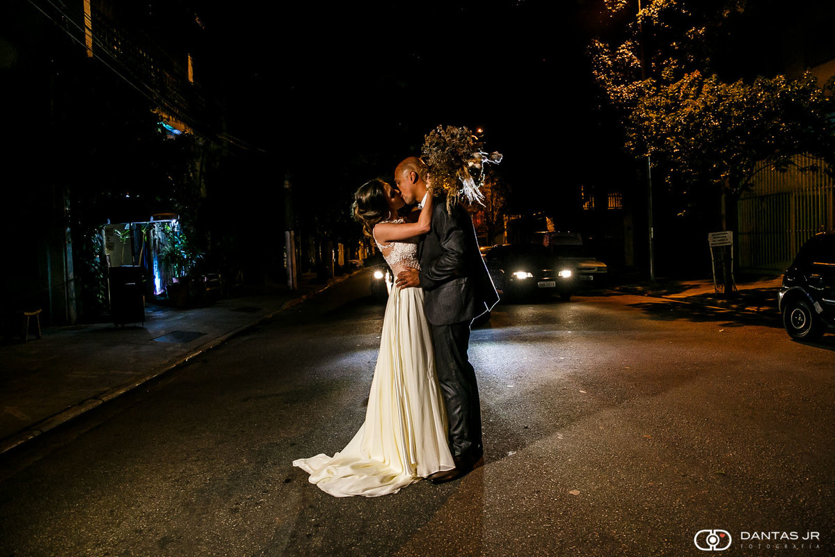 noivos namorando na rua com carro atrás de farois acesos após  destination wedding vintage com cerimônia celta no Tantra Mongolian Grill fotografados pelo melhor fotógrafo de casamentos do Brasil Dantas Jr. Fotografia
