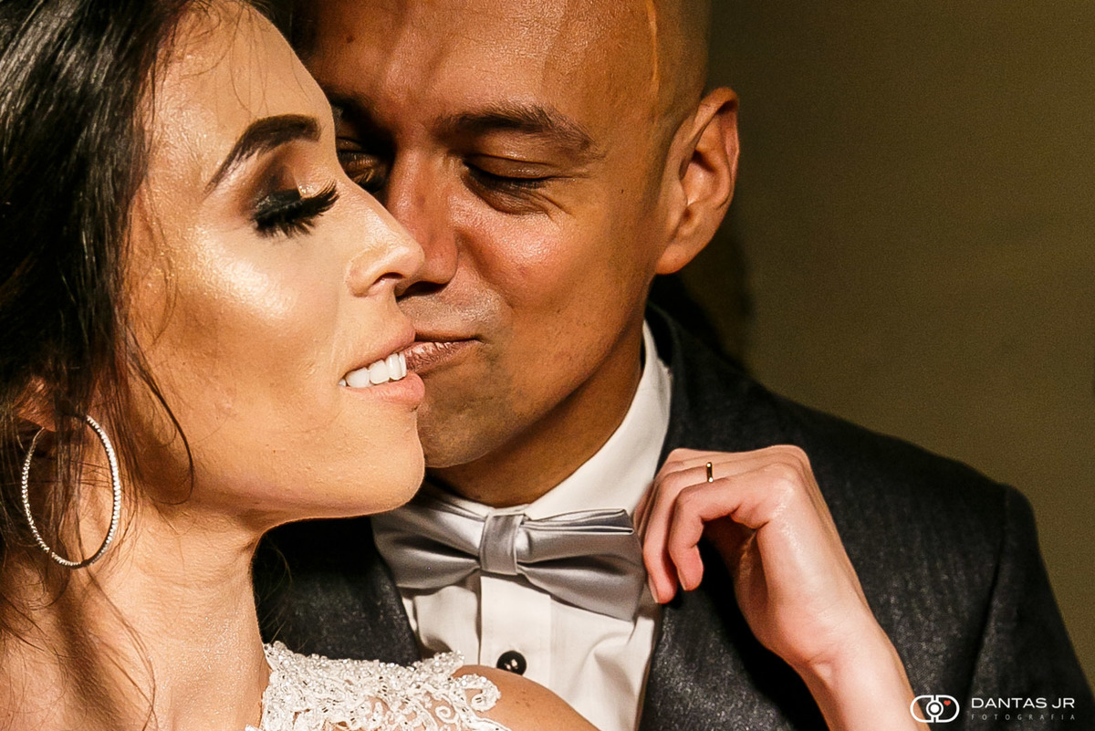 Noivos em close namorando em foto de edital de revista após cerimônia de destination wedding vintage em São Paulo por Dantas Jr. Fotografia