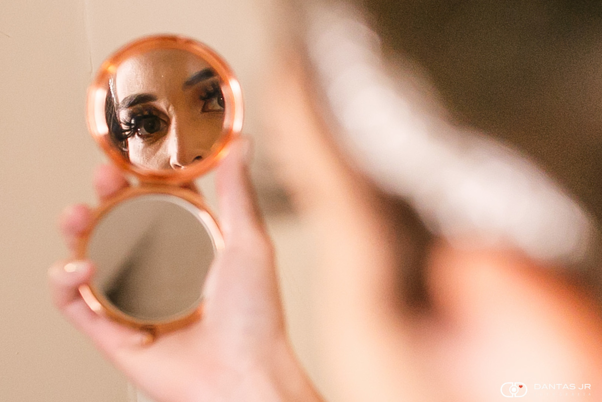 noiva olhando através de espelho em making of em destination wedding
