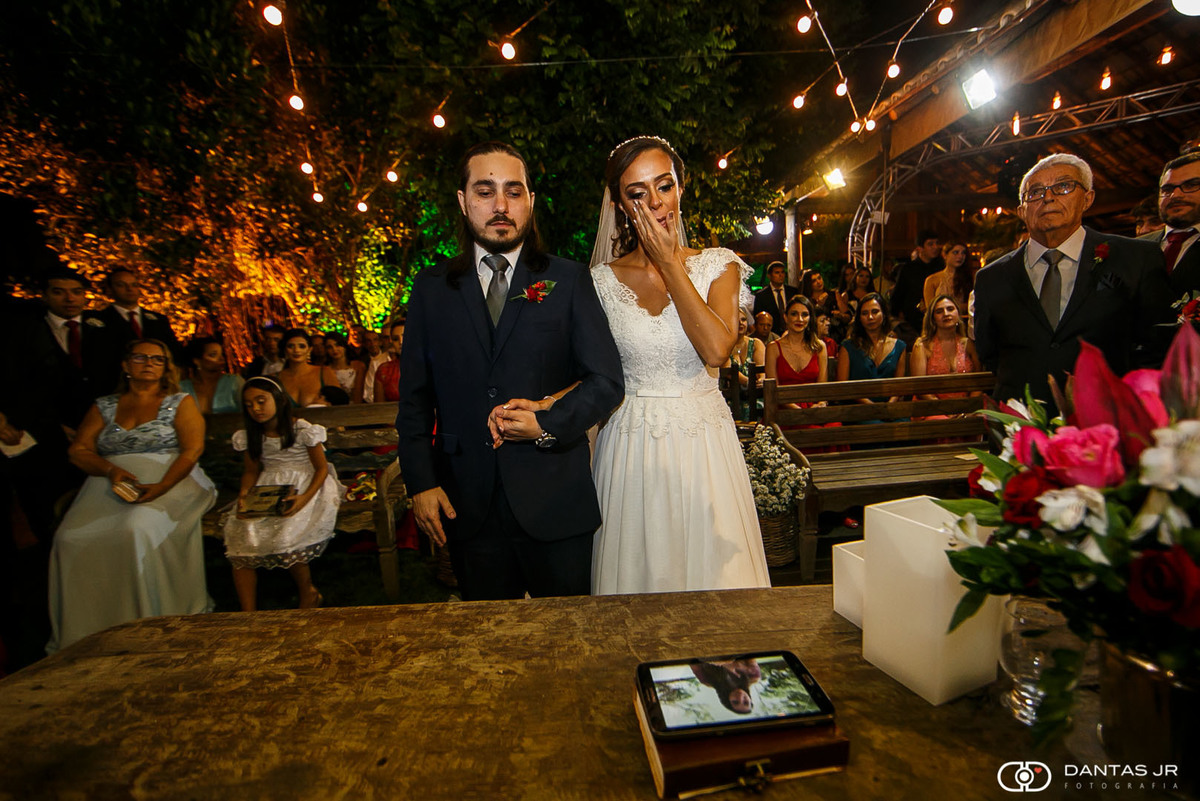 noivos vistos no altar chorando emocionados durante cerimonia de casamento