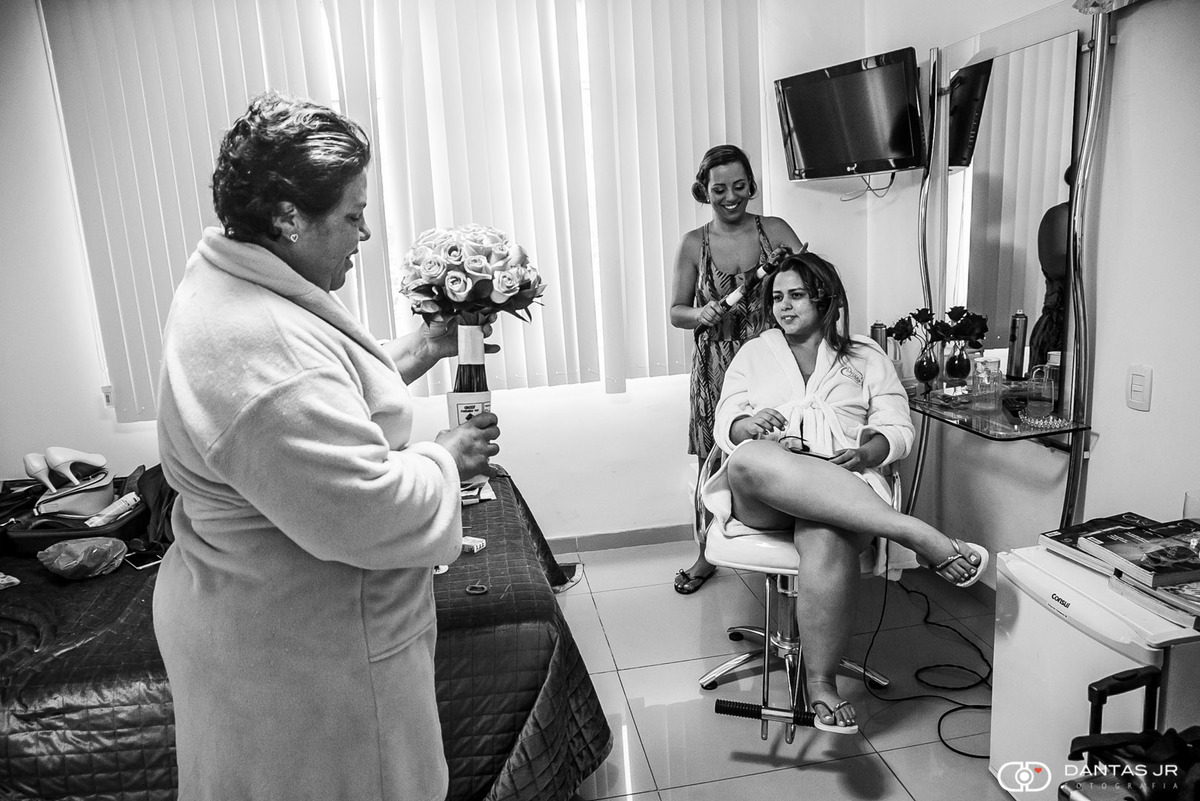 Noiva recebendo bouquet no making of