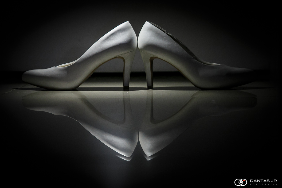sapatos da noiva com lindo reflexo no chão em making of