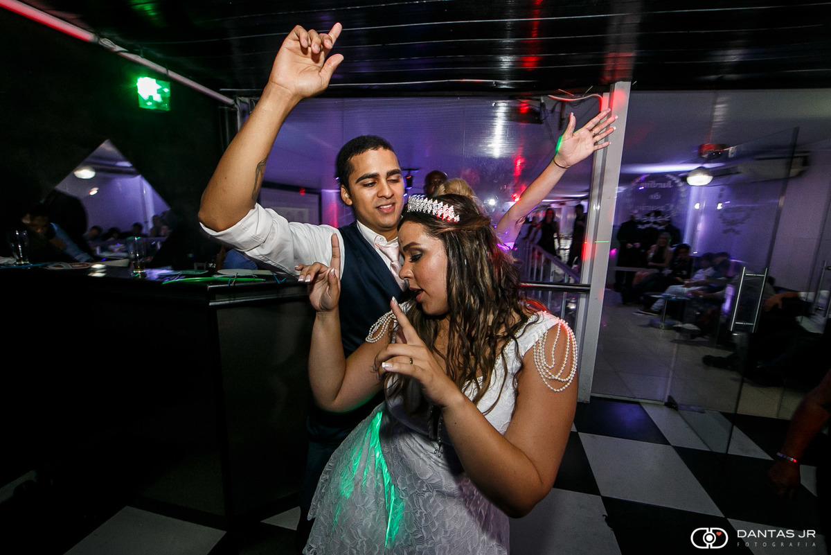 casal de noivos dançando na pista