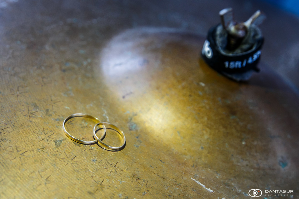 alianças em cima do prato de bateria zildjan