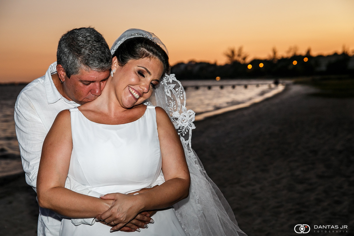 casal namorando ao por do sol em ensaio pós wedding de detisnation wedding em araruama