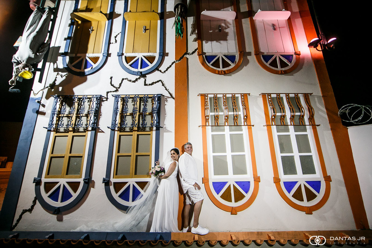casa de cabeça para baixo com noivos em ensaio pos wedding durante destination wedding em araruama