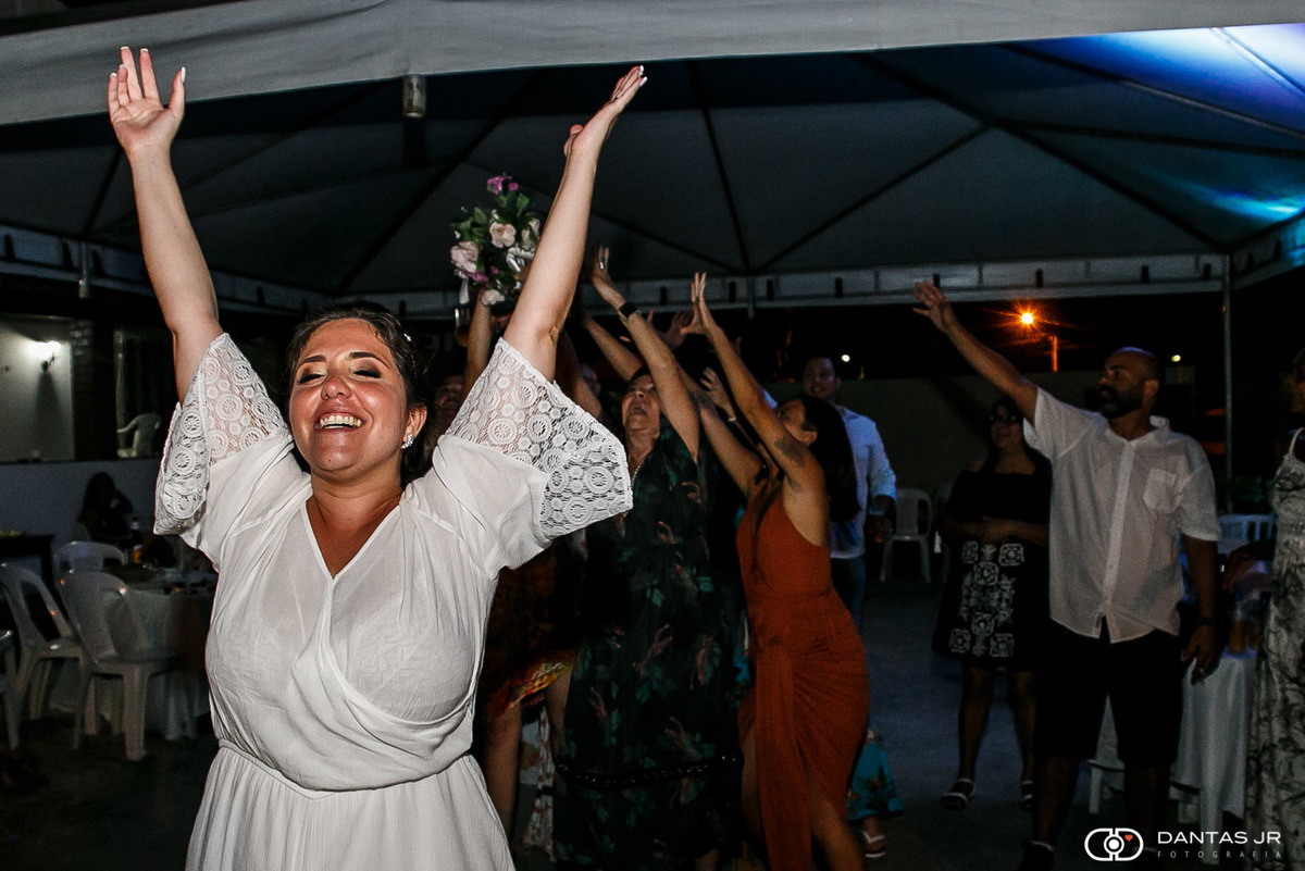 noiva jogando bouquet em festa de destination wedding