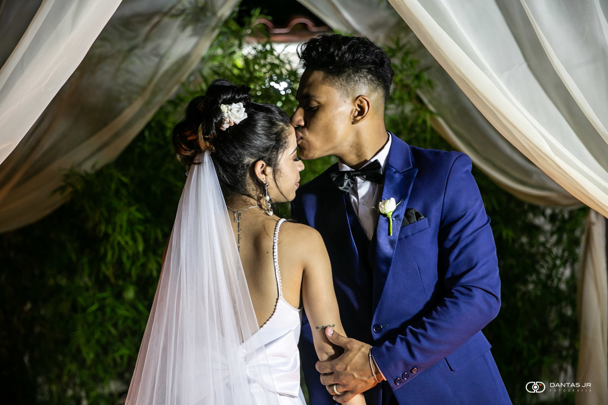 noivo beijando testa da noiva