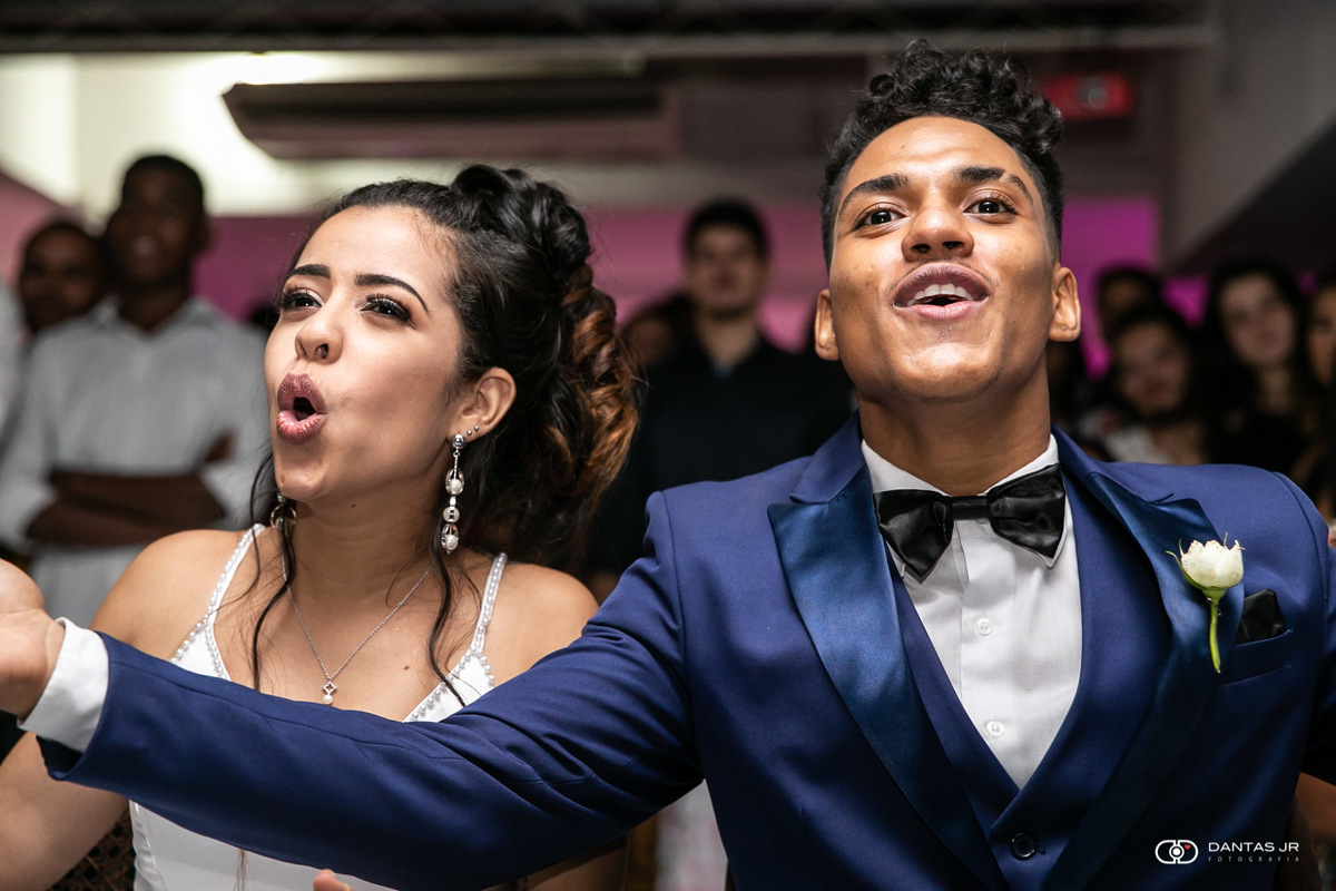 noivos felizes na pista de dança Dantas Jr.