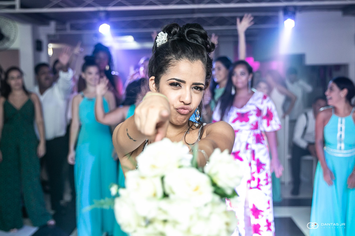 Noiva com bouquet para jogar.