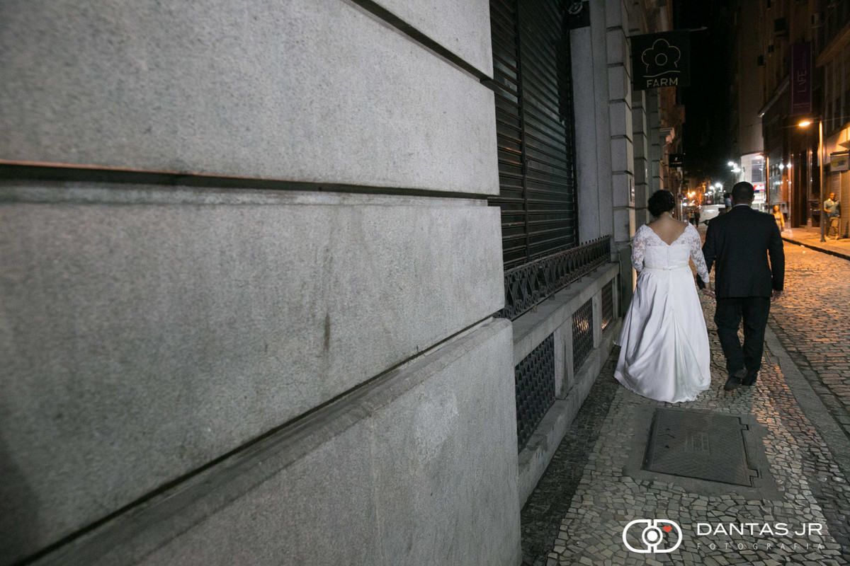 noivos caminhando pelas ruas do centro do Rio de Janeiro