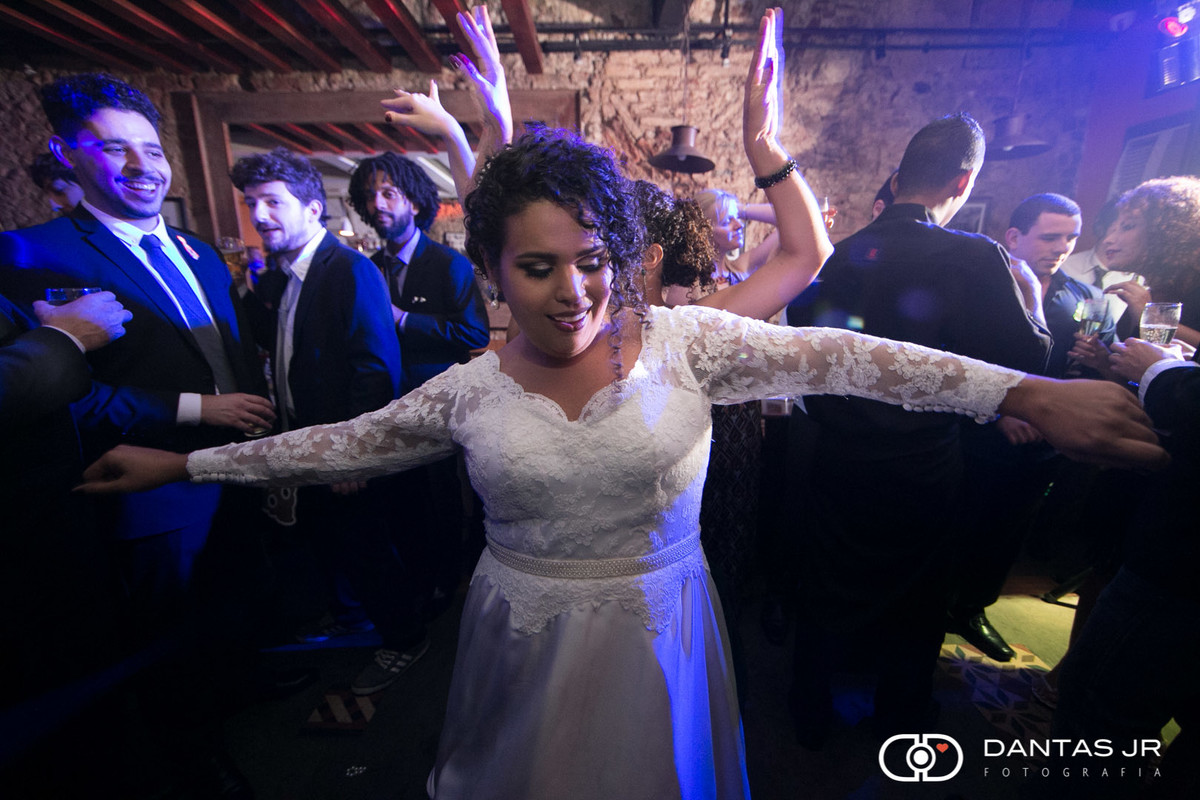 noiva dançando bastante durante a festa de casamento