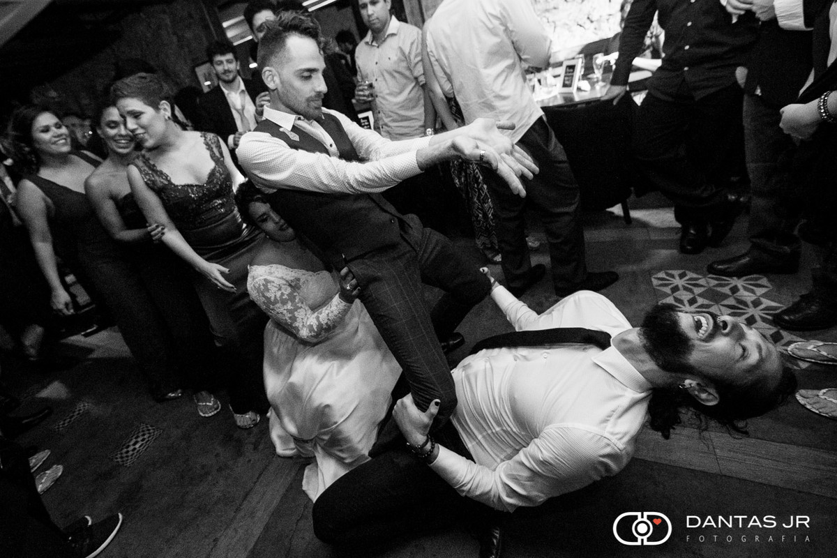 noiva dançando na festa de casamento com convidados sensualizando na pista de dança em coreografia gay