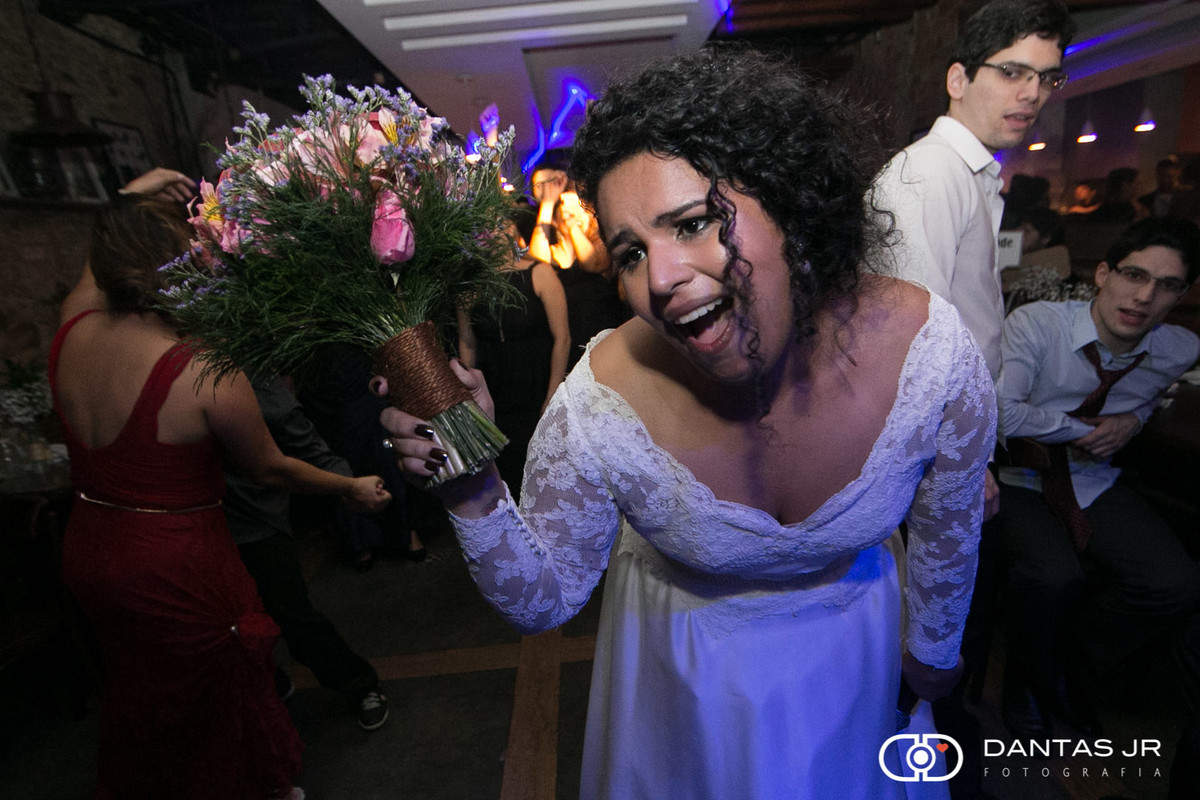 noiva preparando para jogar o bouquet para convidadas em cerimônia de casamento realizada no Bistrô Ouvidor