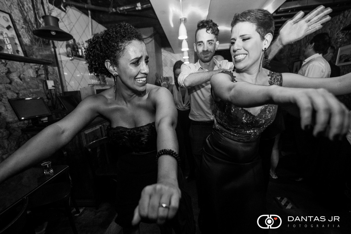 Convidados dançando a dança do bumbum em casamento realizado no Bistrô Ouvidor