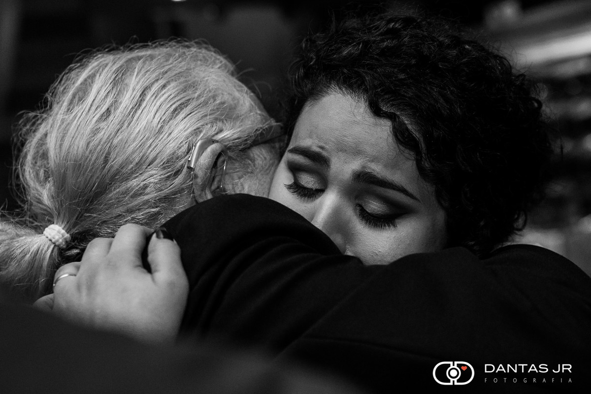 Noiva bastante emocionada chorando com pai ao se despedir no final da festa de casamento realizada no Bistrô Ouvidor