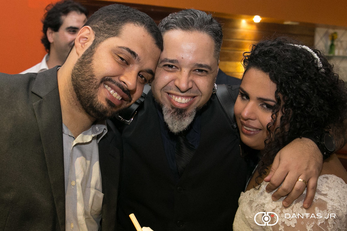 Noivos felizes com o melhor fotógrafo de casamento do Rio de Janeiro Dantas Jr após festa de casamento realizada no Bistrô Ouvidor