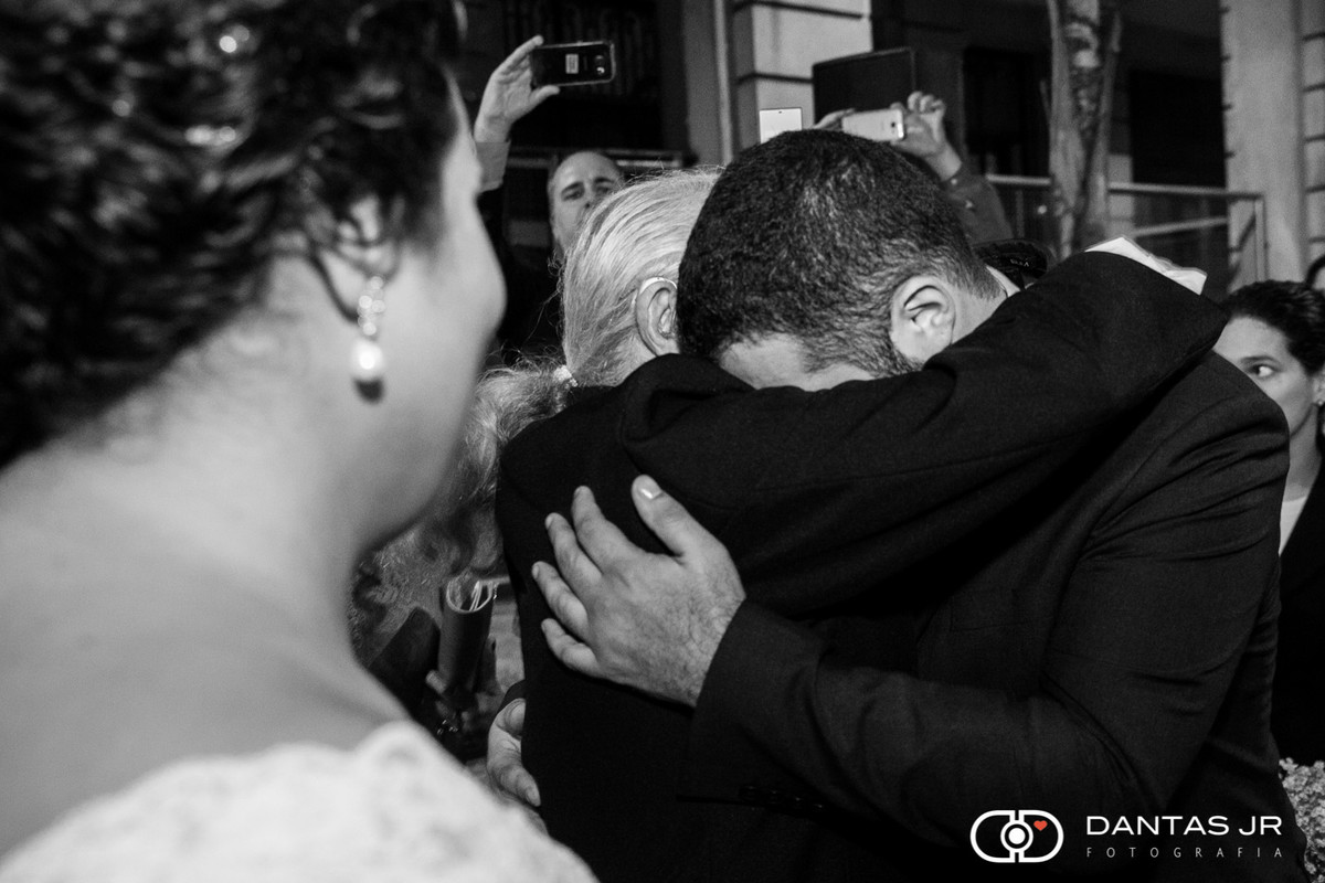 noivo chorando emocionado ao receber a noiva no altar em cerimônia realizada na rua ao ar livre