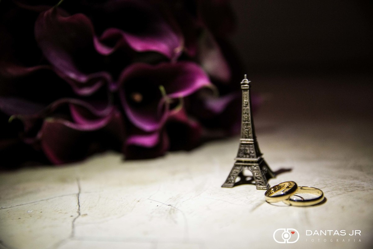 detalhe da aliança e bouquet com mini torre eiffel