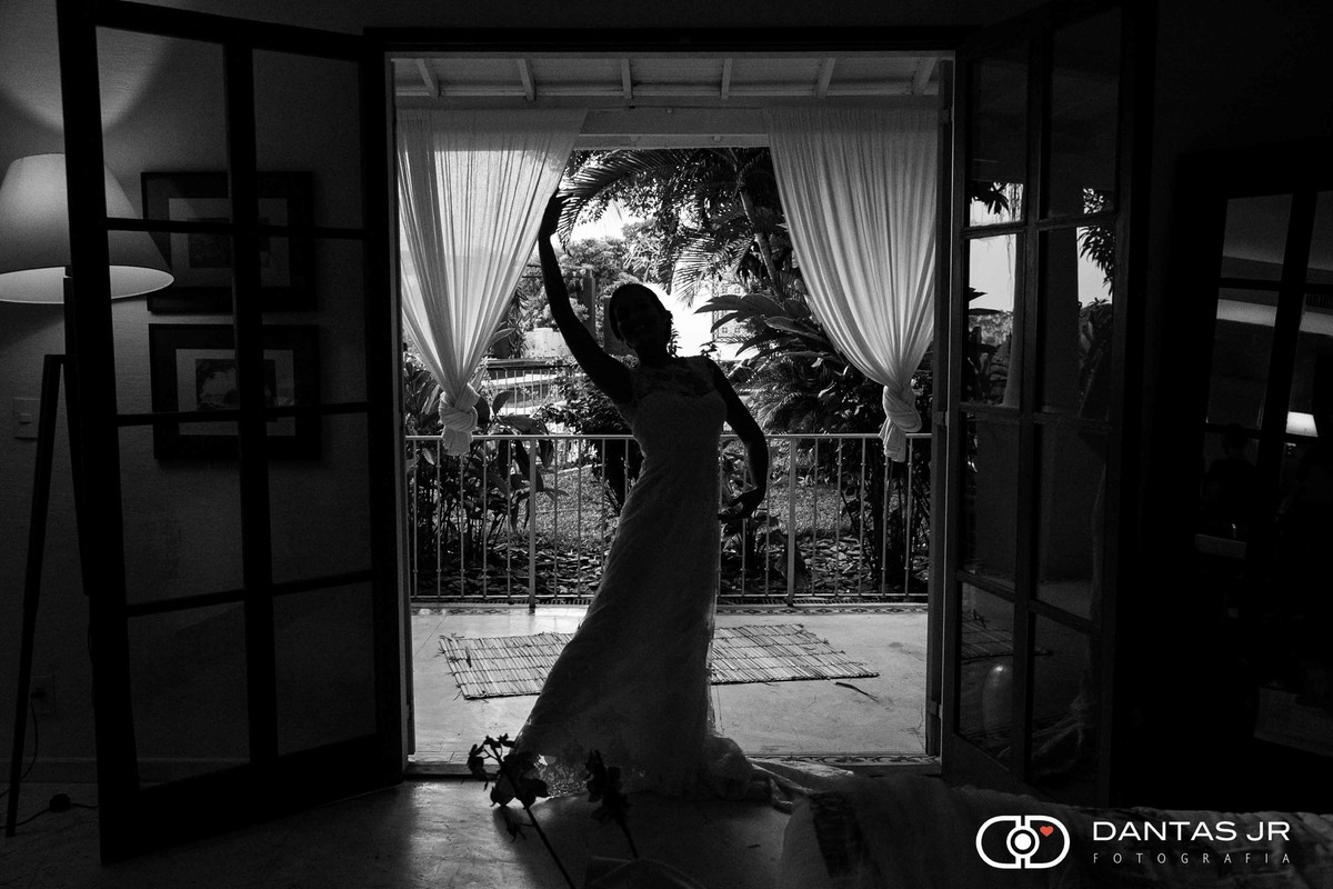 Silhueta de noiva bailarina dançando no making of no hotel santa tereza