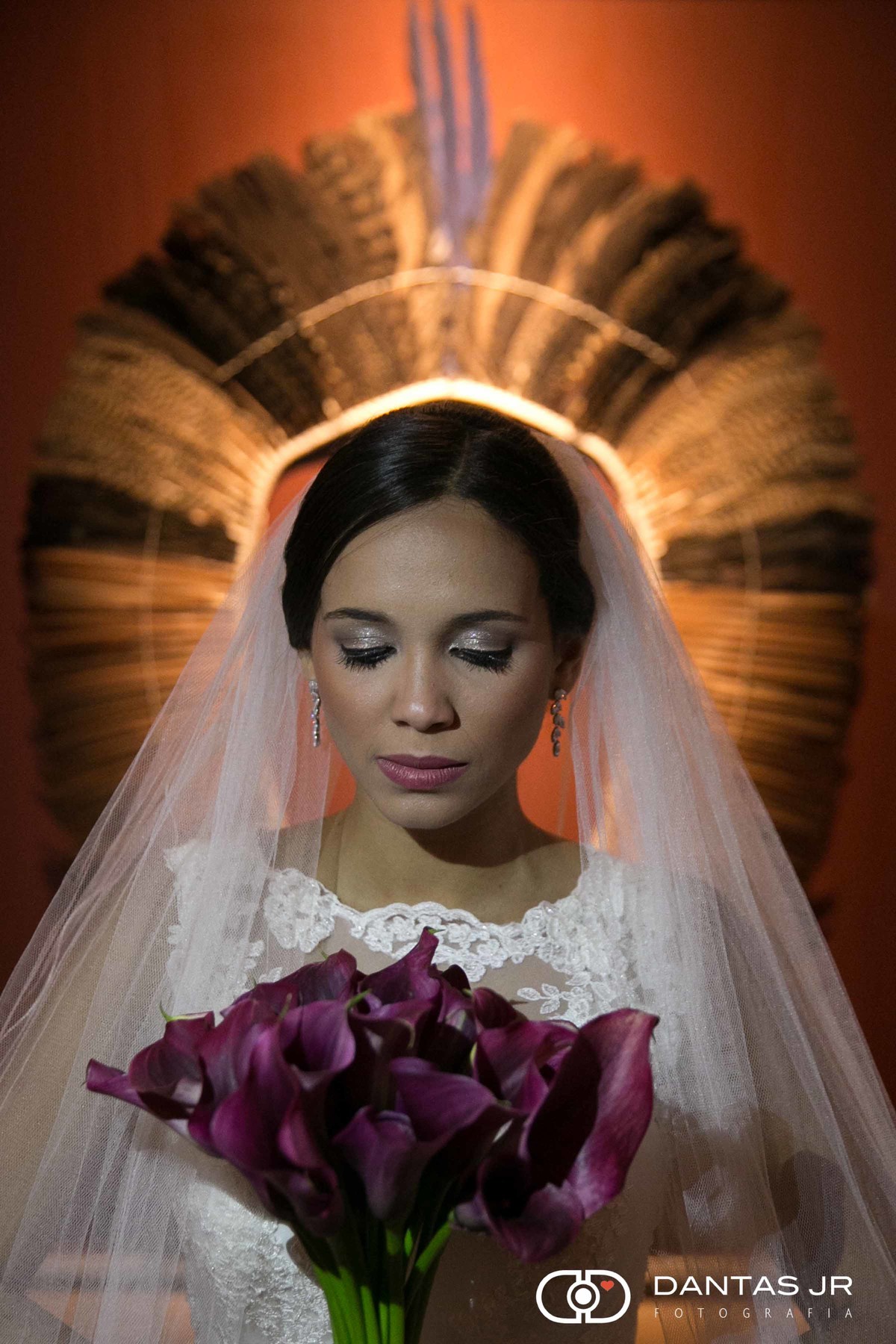noiva concentrada com cocar de índio no hotel santa tereza