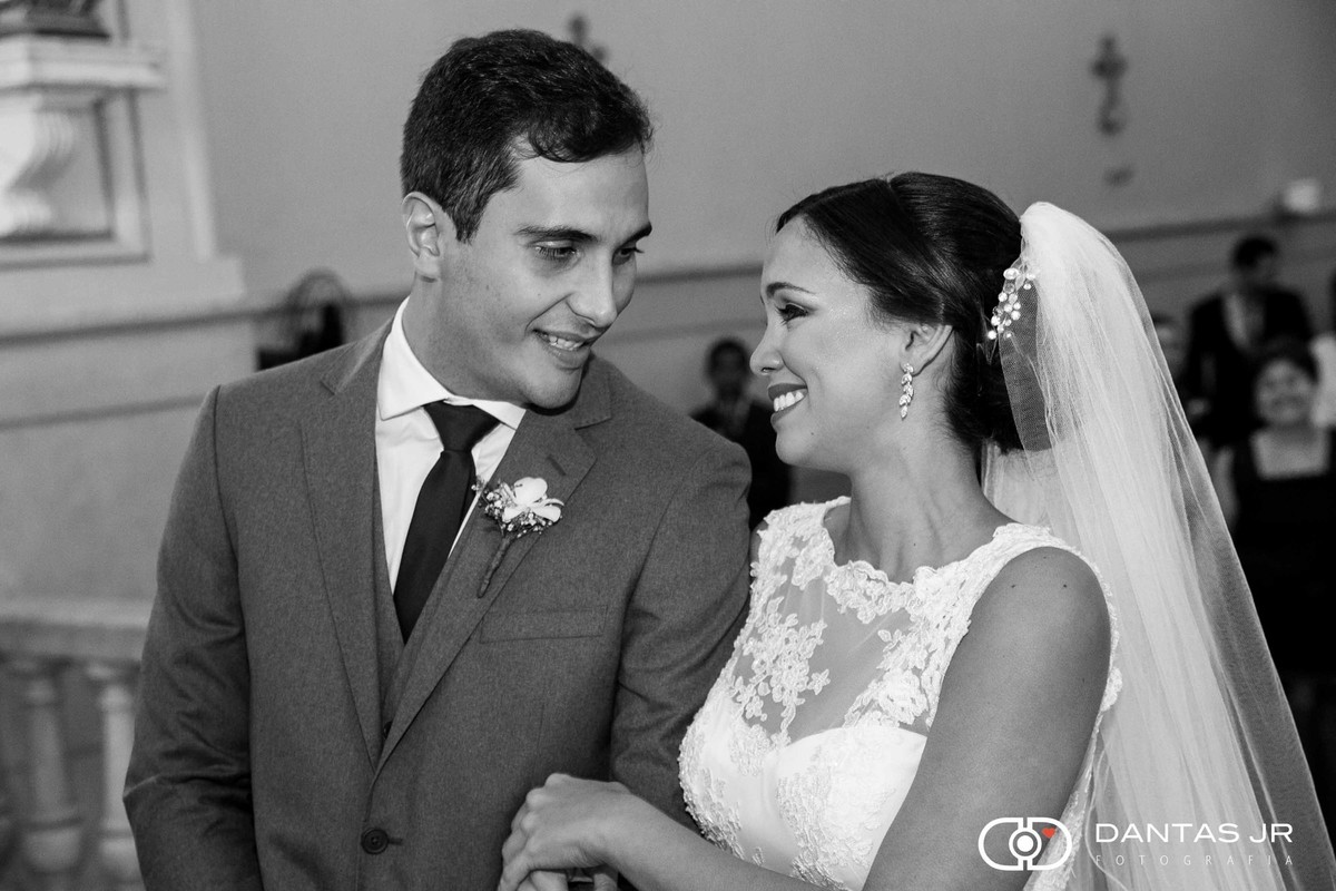 noivos se olhando e se encontrando no altar durante cerimônia de casamento