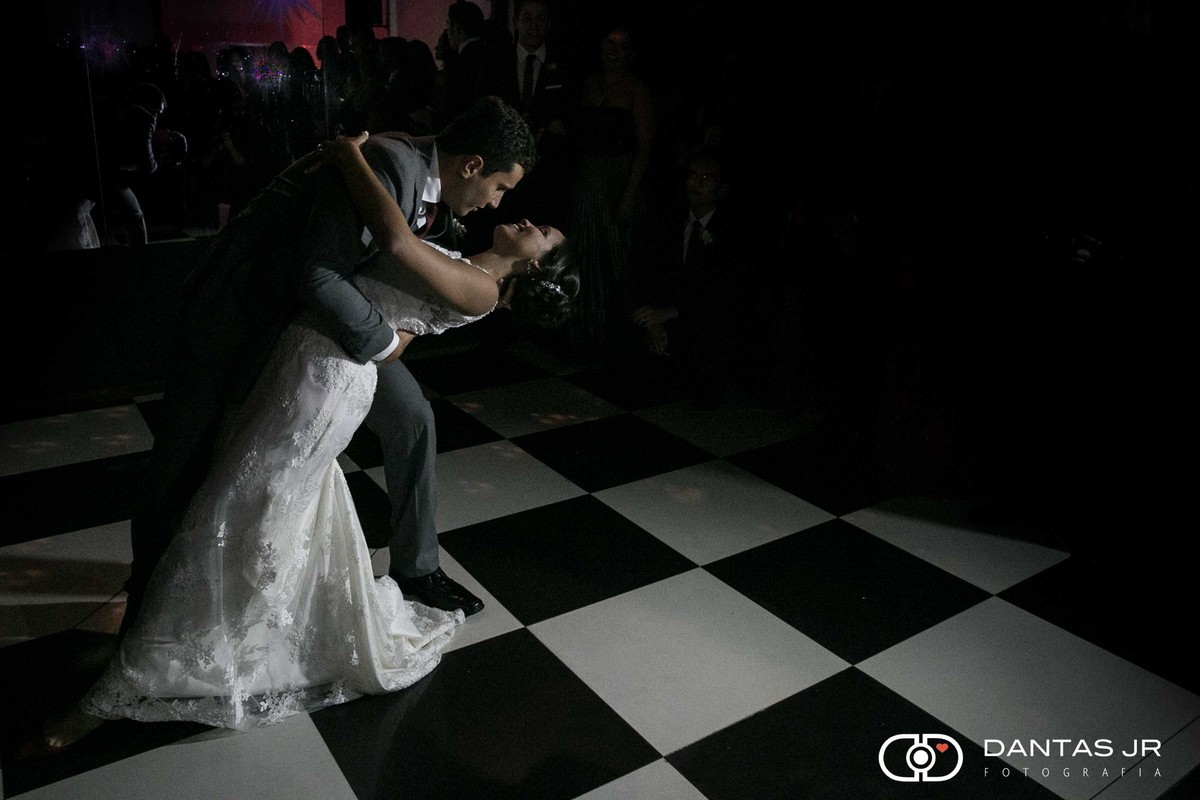 Casal de noivos dançando romanticamente na festa de casamento na Mansão Chamonix