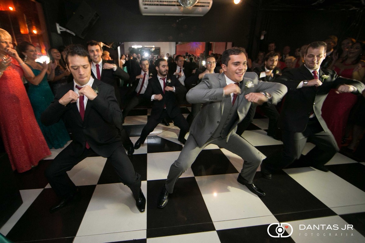 Voivo e padrinhos dançando coreografia animada para noiva na Mansão Chamonix