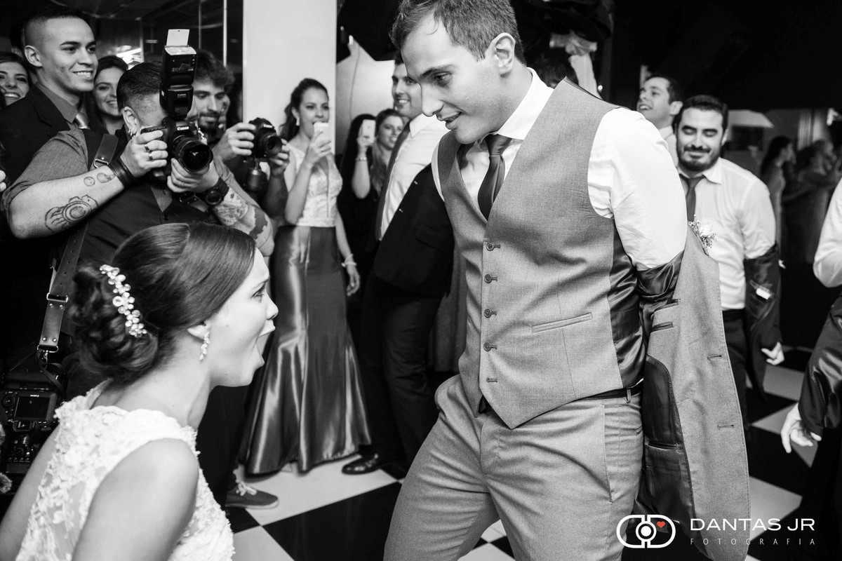 Noivo dançando para noiva de maneira sedutora em festa na Mansão Chamonix