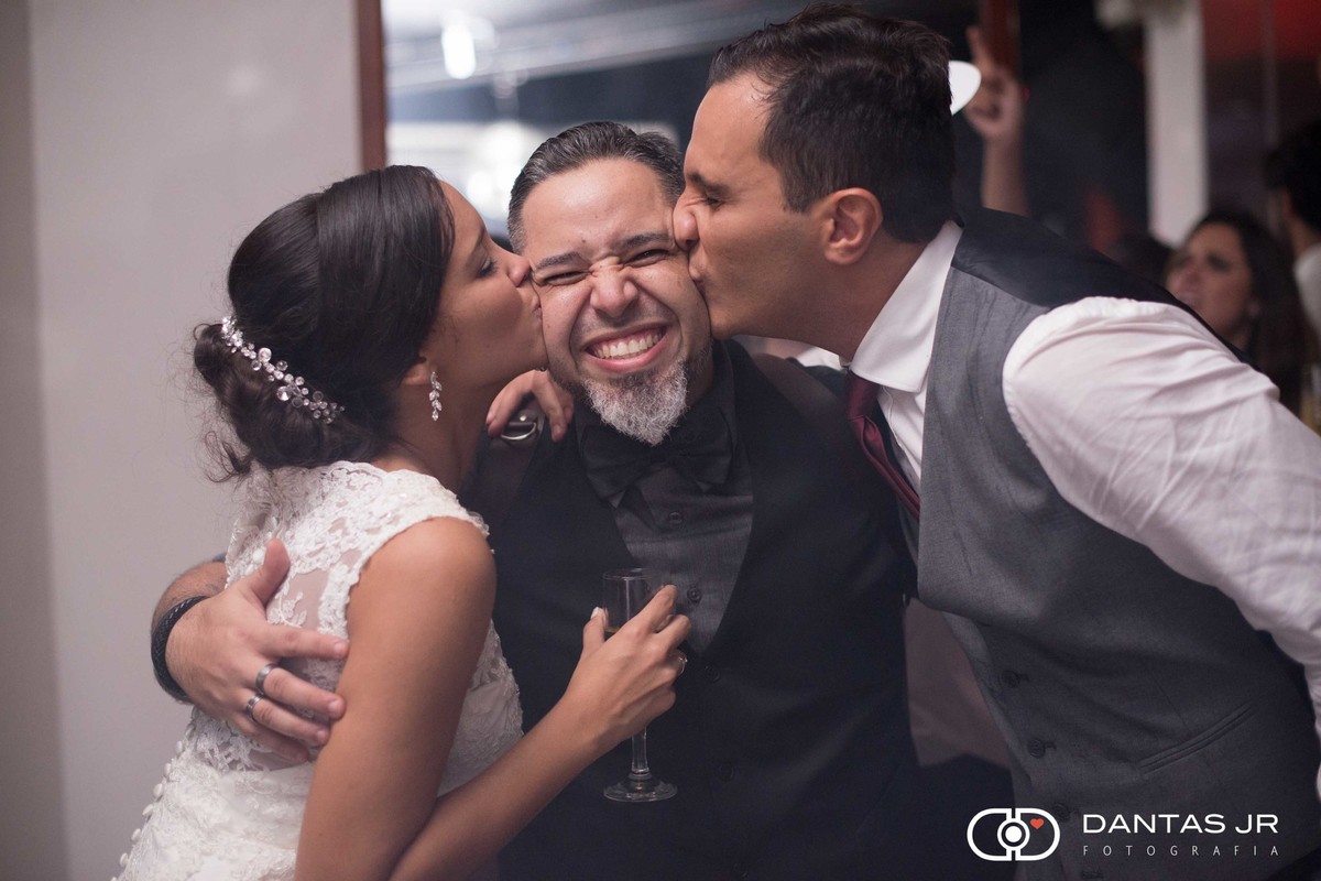 Noivos apaixonados beijando o melhor fotógrafo de casamento do Rio de Janeiro Dantas Jr.